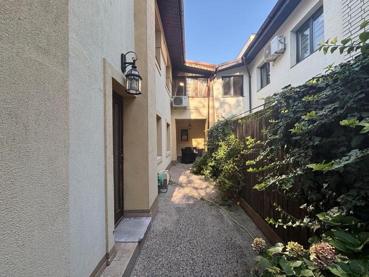 Vila curte proprie S+P+ET pretabil Birou sau Locuit - 1