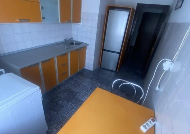 Central,B dul.Unirii, colt cu B-dul. Mircea Voda,Ap.2 cam. - 3