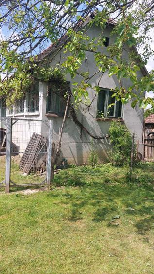 Vand casa cu gradina in suprafata de 2700mp. - 2