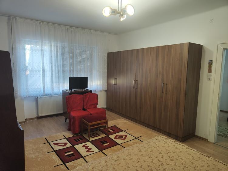 Garsoniera in vila decomandata --renovata -etaj 1 - 2