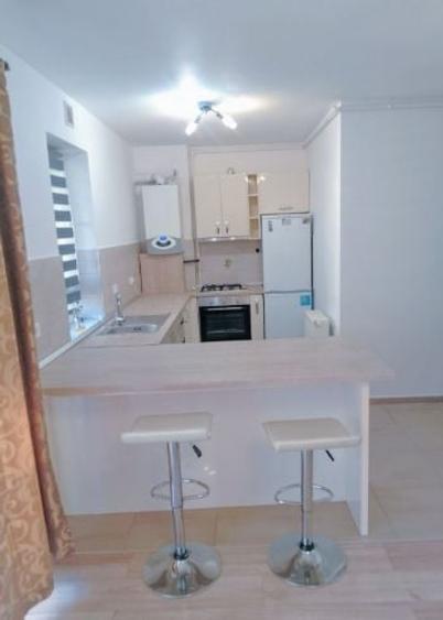 Apartament cu 2 camere semidecomandat în Tractorul - 4