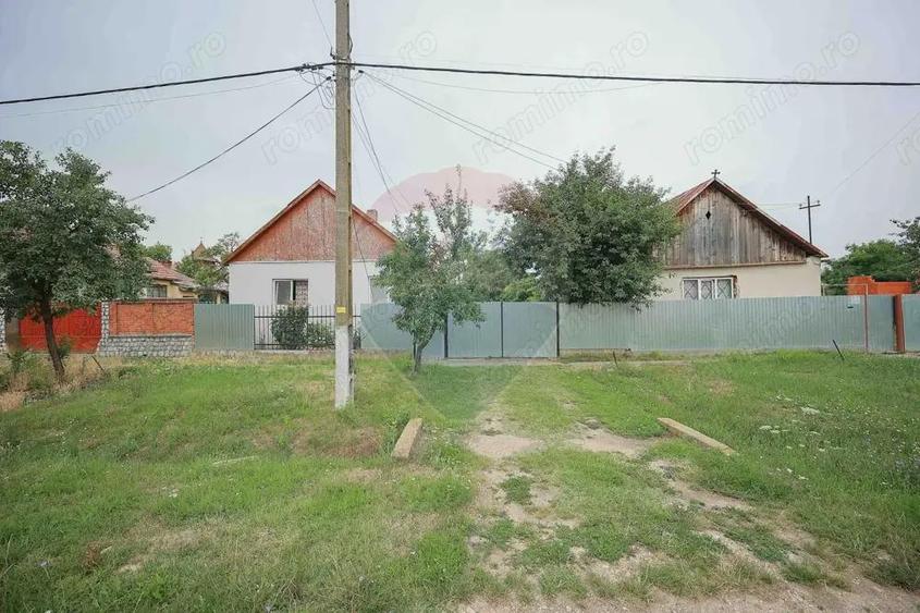 De vanzare casa cu 3 camere ?i teren 3205 mp in Sannicolau Roman - 2