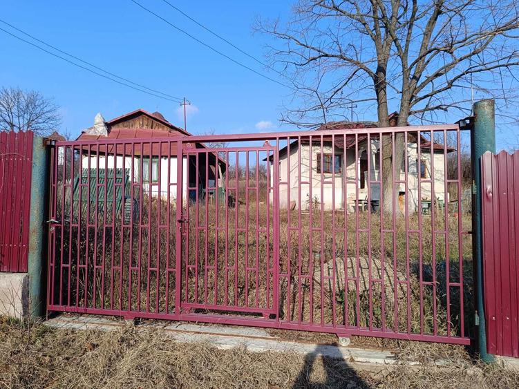 Doua terenuri de vanzare + doua case - 2