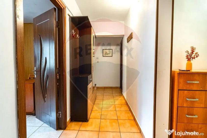 Apartament cu 3 camere decomandat în Tractorul