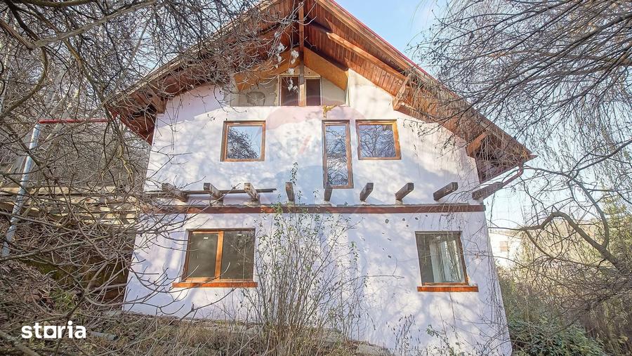 Casă cu 6 camere cu Teren 1000 Mp în Schei