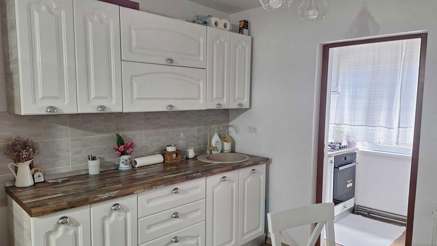 Vand apartament, 2 camere, etajul 1 - 7