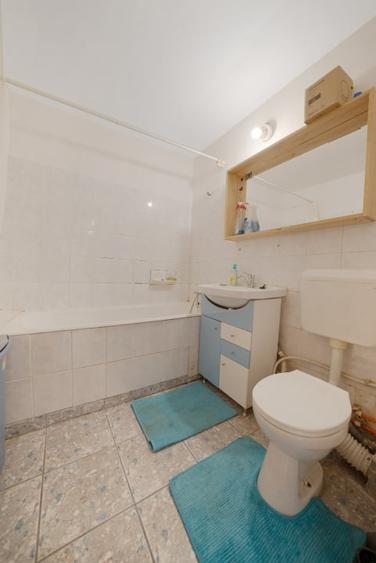 Decomandat* bloc 1980*etaj 3/8* 7 minute metrou* Str. Azurului - 9