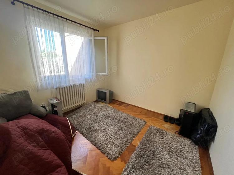 Apartament cu 3 camere semidecomandat în Dâmbu Pietros