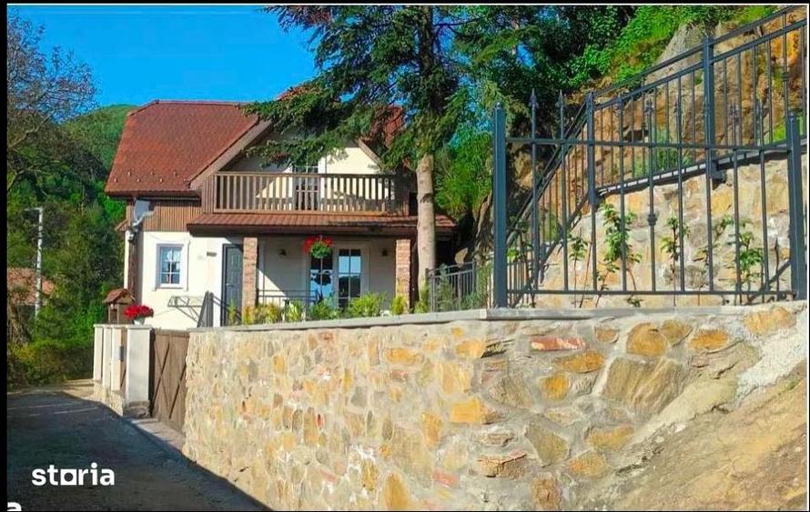 Casă cu 3 camere decomandat cu Teren 300 Mp în Central