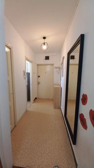 Inchiriez o camera intr-un apartament cu 3 camere - 4