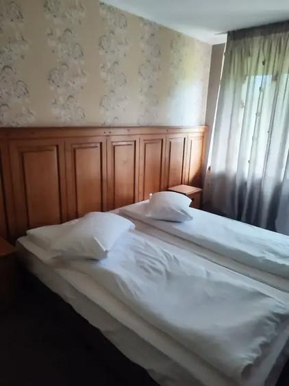 Casă individuală cu 20 camere cu Teren 4914 Mp în Breaza de Jos