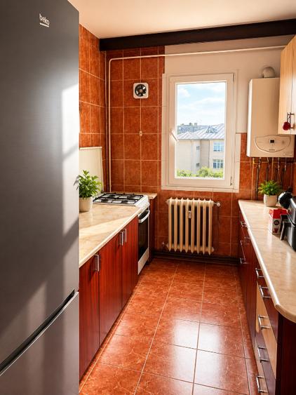 Apartament cu 3 camere semidecomandat, mobilat în Podu Roș