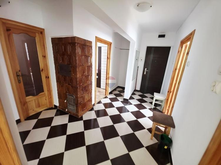 Apartament cu 3 camere decomandat, mobilat în Dărmănești