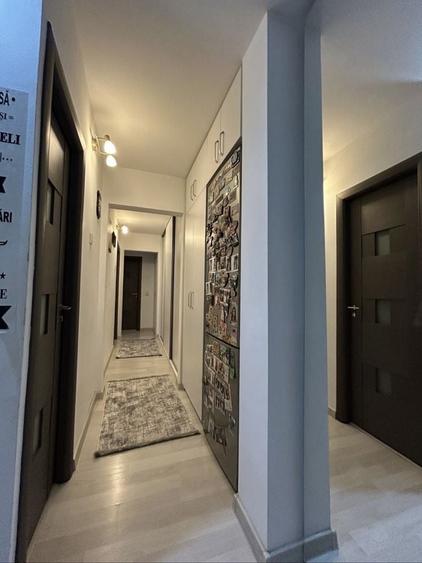 Apartament cu 3 camere decomandat în Craiovița Nouă