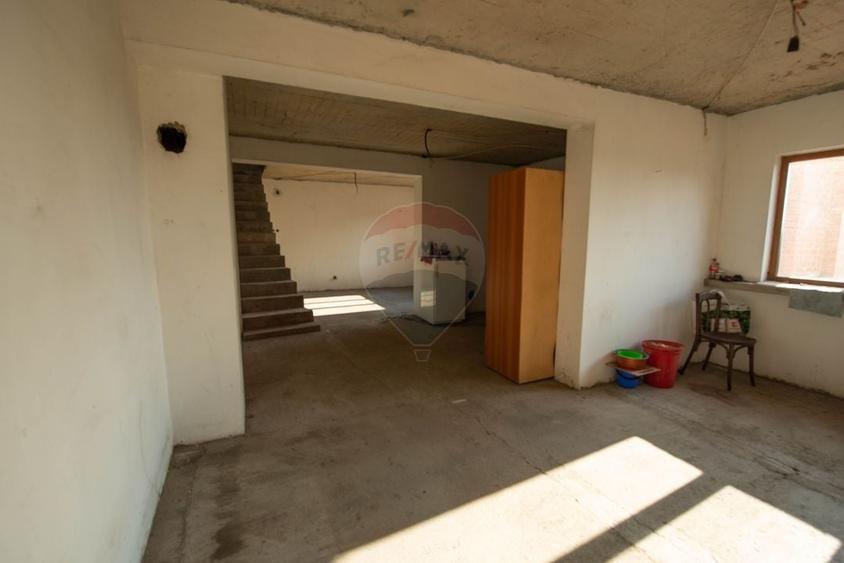 Casă cu 20 camere cu Teren 1395 Mp în Manolache