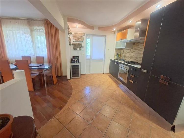 Apartament cu 3 camere decomandat în 9 Mai