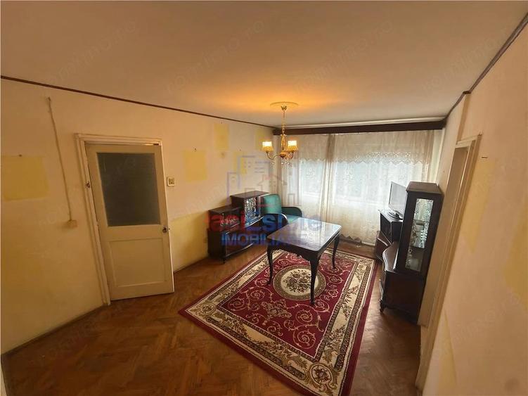 Apartament cu 2 camere semidecomandat în Filiași