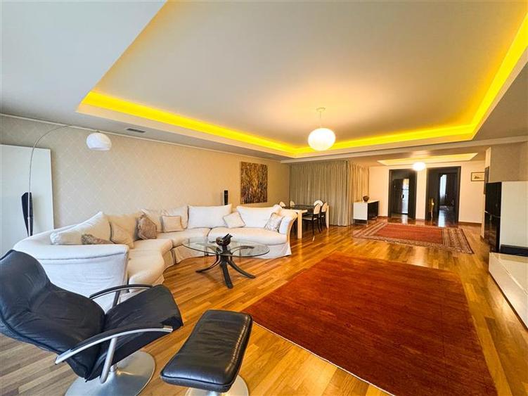 Apartament cu 4 camere decomandat, mobilat în Nordului