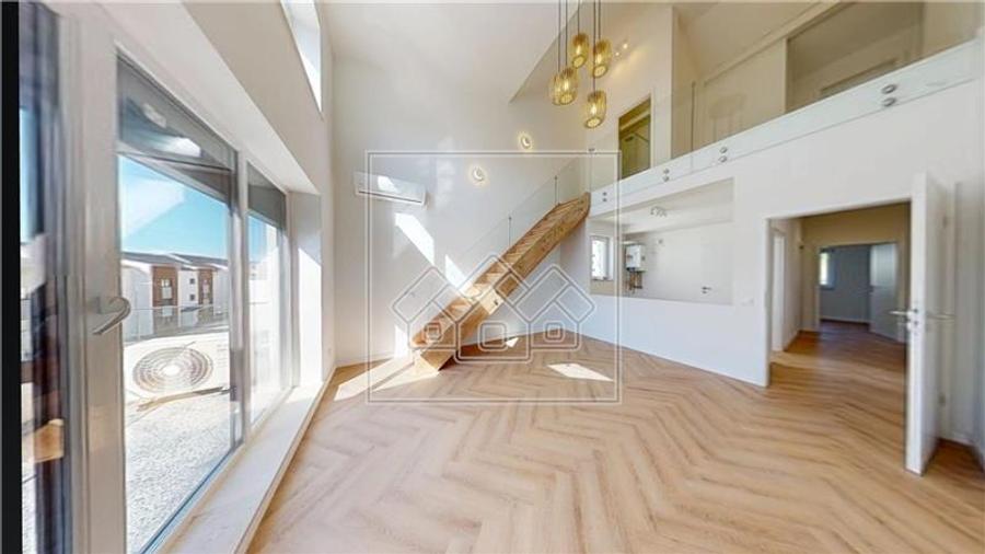Penthouse cu 4 camere semidecomandat în Exterior Vest