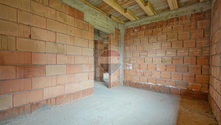 Casă cu 4 camere cu Teren 365.5 Mp în Hălchiu