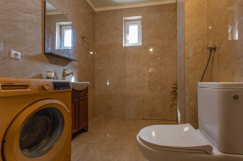 Casă individuală cu 7 camere cu Canalizare în Ronaț