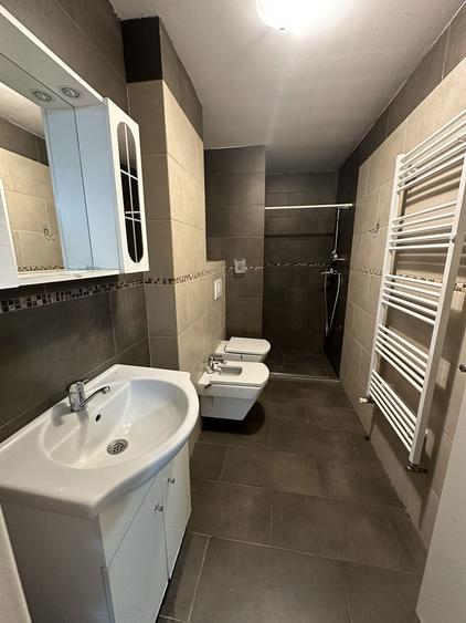 Apartament cu 3 camere decomandat în Polivalentă