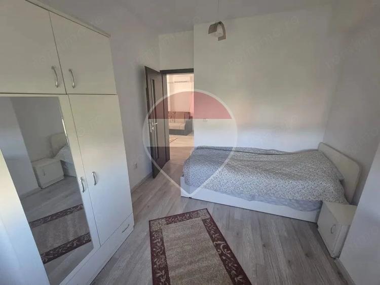 Apartament cu 3 camere semidecomandat în Podu Roș
