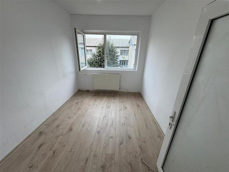 Garsoniera 12mp , de vanzare, zona Sud, etaj 4 cu acoperis - 1