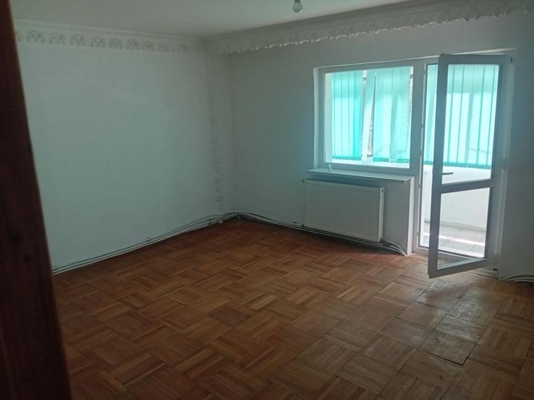 Apartament cu 3 camere decomandat în Calea Romanului