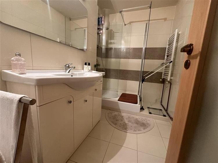 Decomandat la Parter cu Garaj - 9