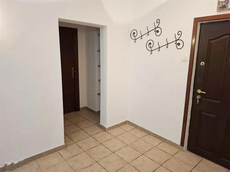 Apartament cu 4 camere semidecomandat în Triaj