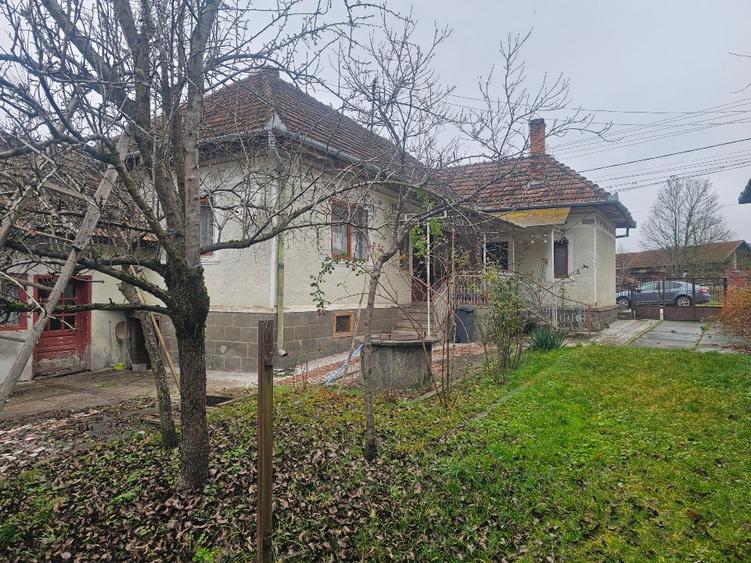 Casă 4 camere cu teren generos de 1400 mp - 1