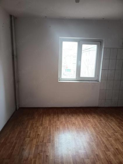 Vind ap. 2 camere semidecomandat ,etaj 3 4 zona L ,str .Dunarii cu HCC,ap. este gol ,fara gaze - 3