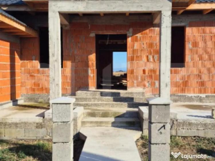 Casa la rosu, 4 camere, 145,31 mp utili, 715 mp teren, zona - 7