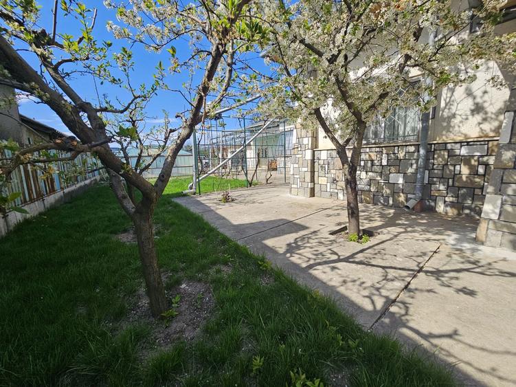 Casa 5 camere de vanzare langa biserica si parc - 4