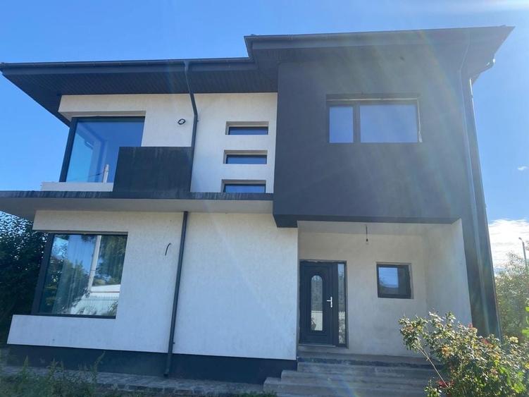 Casă cu 4 camere cu Teren 950 Mp în Exterior Vest