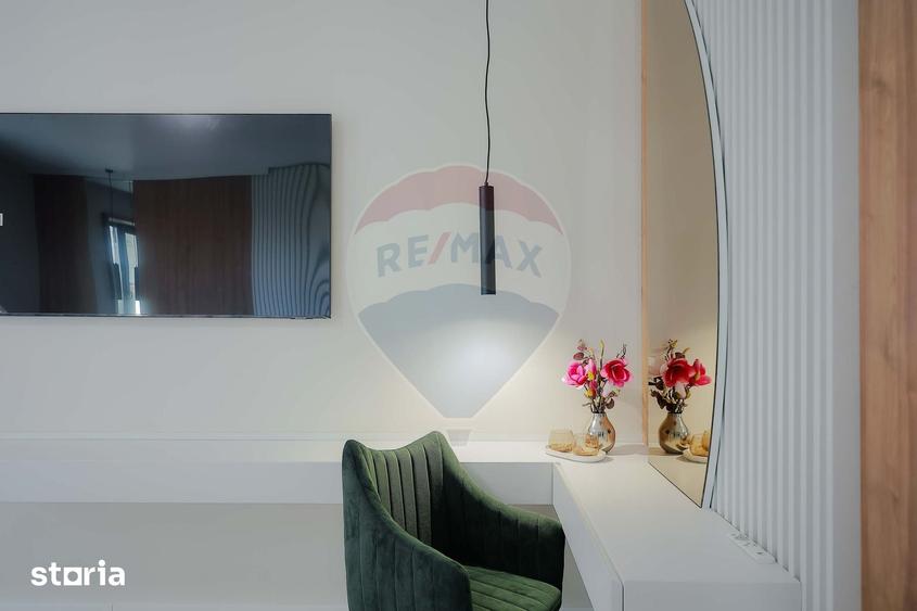 Casă cu 8 camere cu Teren 1100 Mp în Sânmartin
