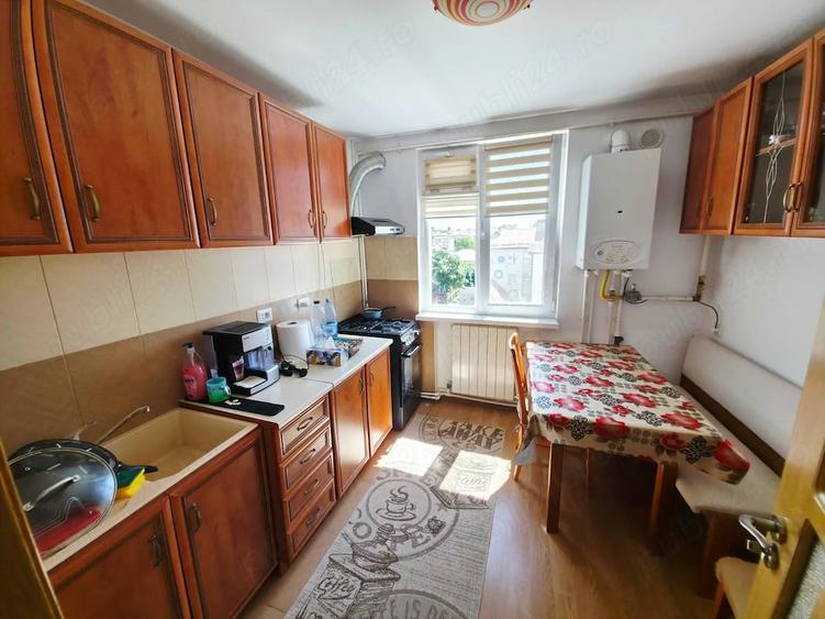 Apartament cu 3 camere decomandat în Mărăței
