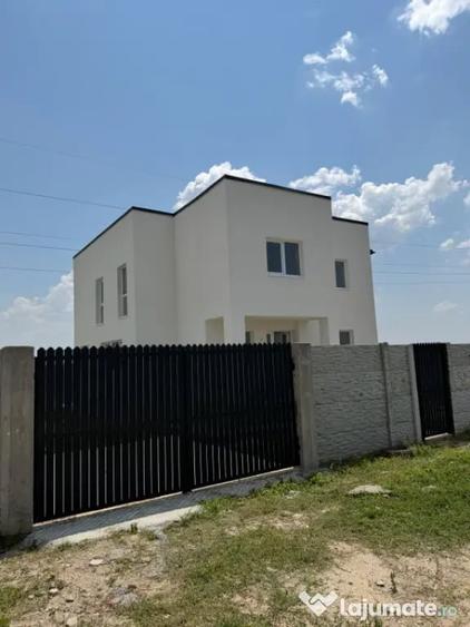 Casă cu 5 camere cu Teren 307 Mp în Malu Mare