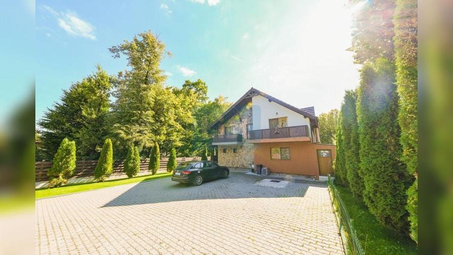 Casă cu 6 camere cu Piscina în Florești