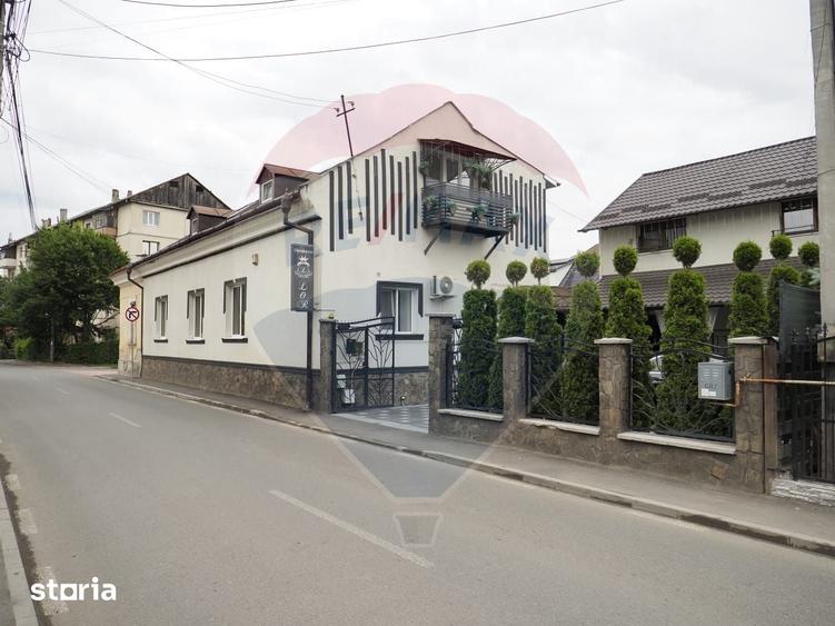 Casă cu 9 camere cu Teren 370 Mp în Central