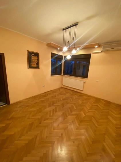 Apartament cu 5 camere semidecomandat în Moara Domnească