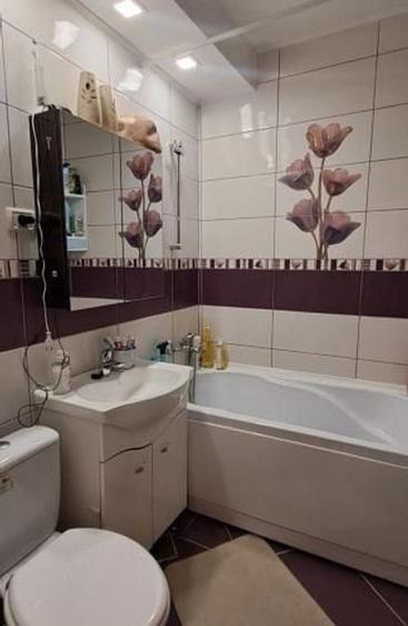 Apartament cu 3 camere semidecomandat în Tătărași