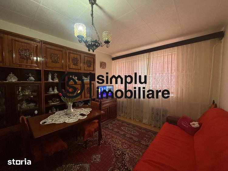Apartament cu 3 camere semidecomandat în Calea București