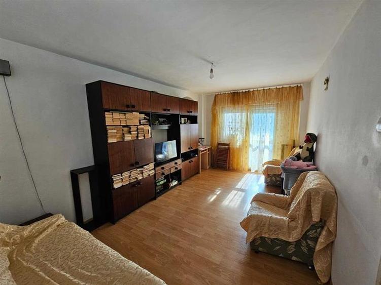 Apartament 3 camere decomandat, Racadau etaj intermediar - 1