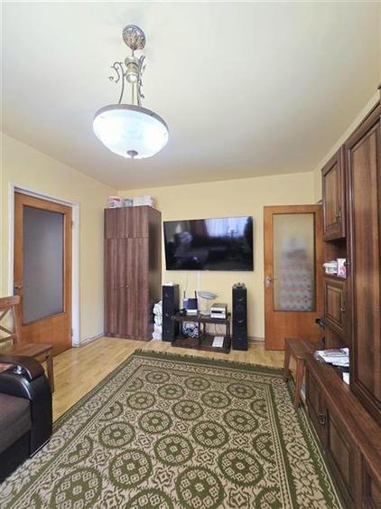 Apartament cu 3 camere semidecomandat în Teiul Doamnei