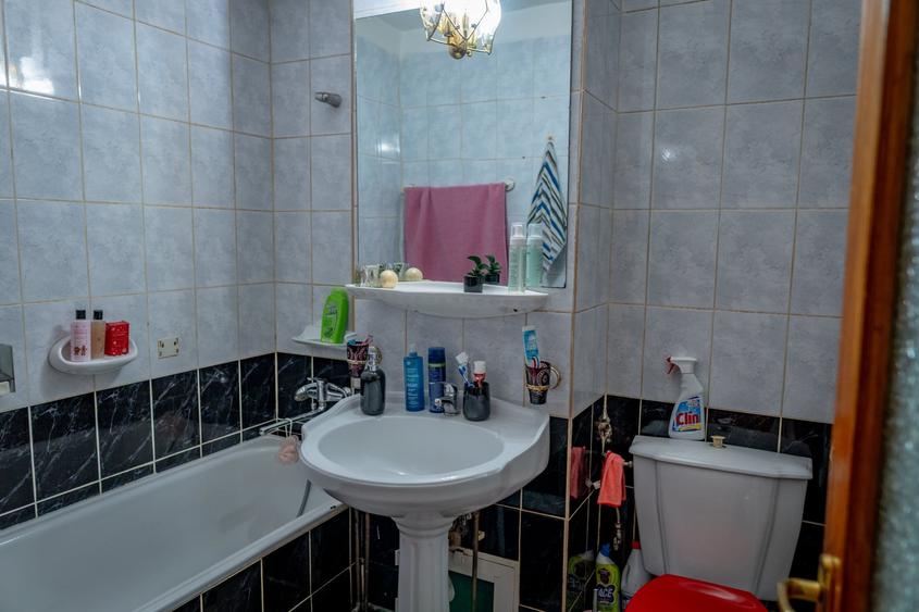 Apartament cu 3 camere decomandat în Onești