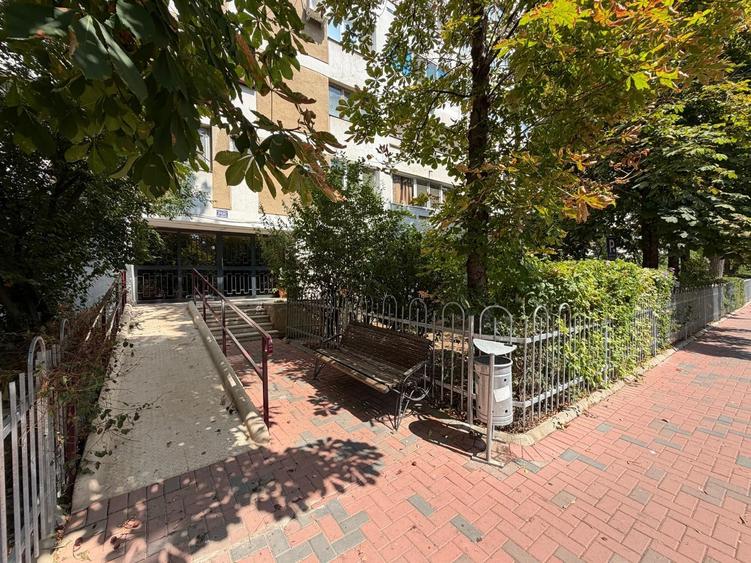 Apartament cu 3 camere semidecomandat în Titan