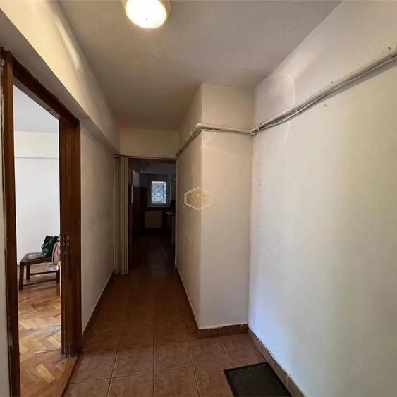 Apartament cu 3 camere semidecomandat în Micro 16