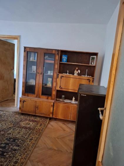 Apartament cu 3 camere semidecomandat în Dacia